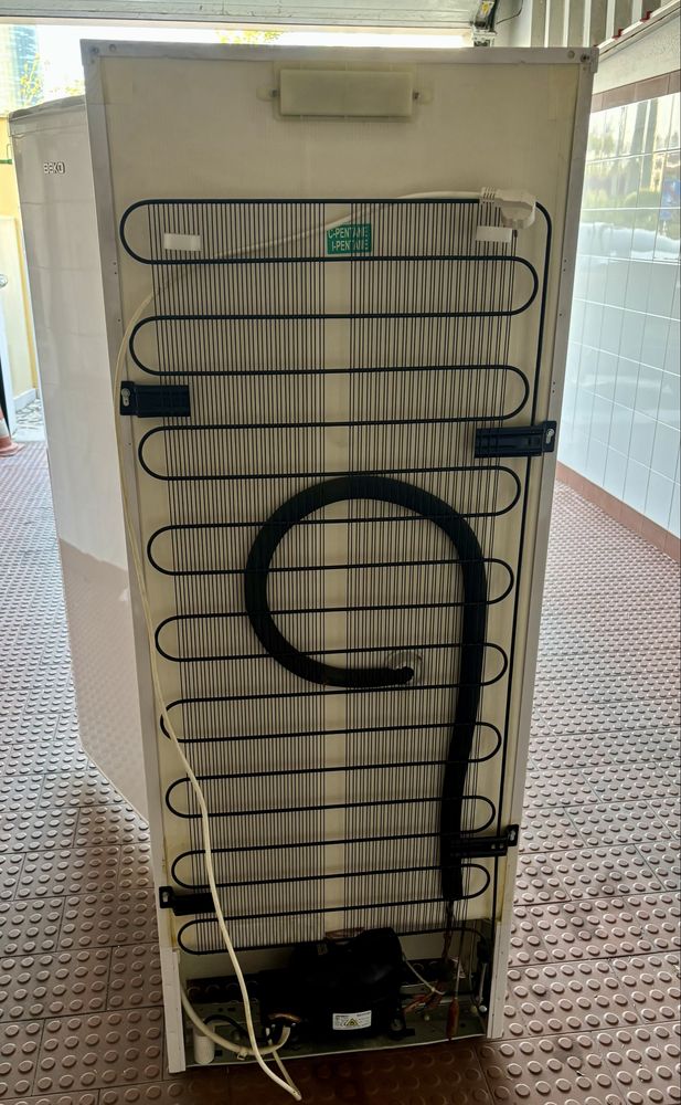 Arca congeladora vertical marca Beko