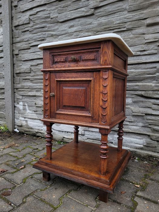 Zgrabna debowa szafka z szufladą.