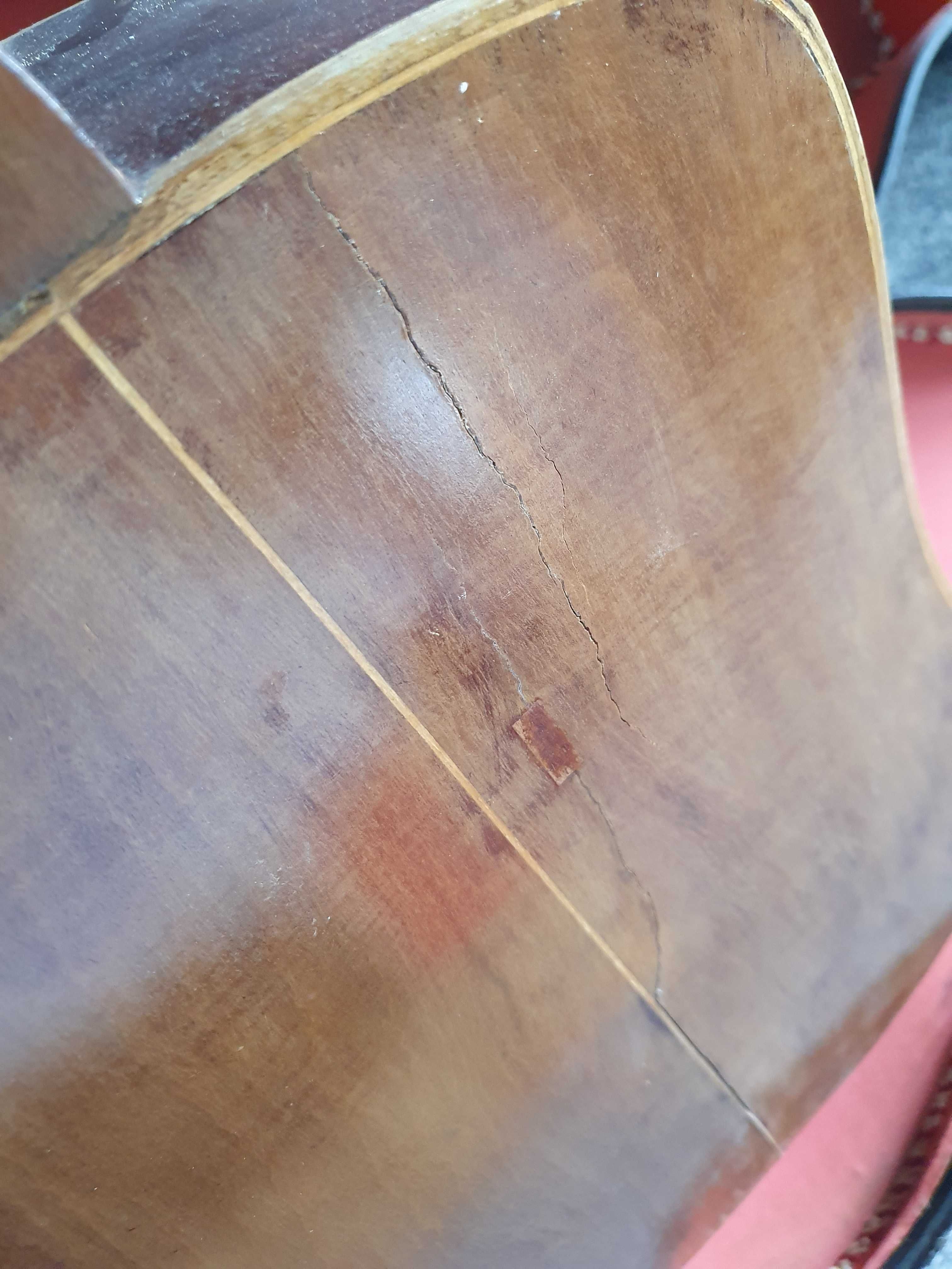 Stara gitara klasyczna - uszkodzona