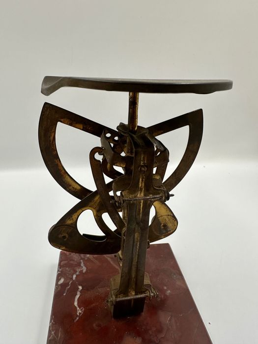 Stara waga na listy Columbus Bilateral z kamienną podstawą