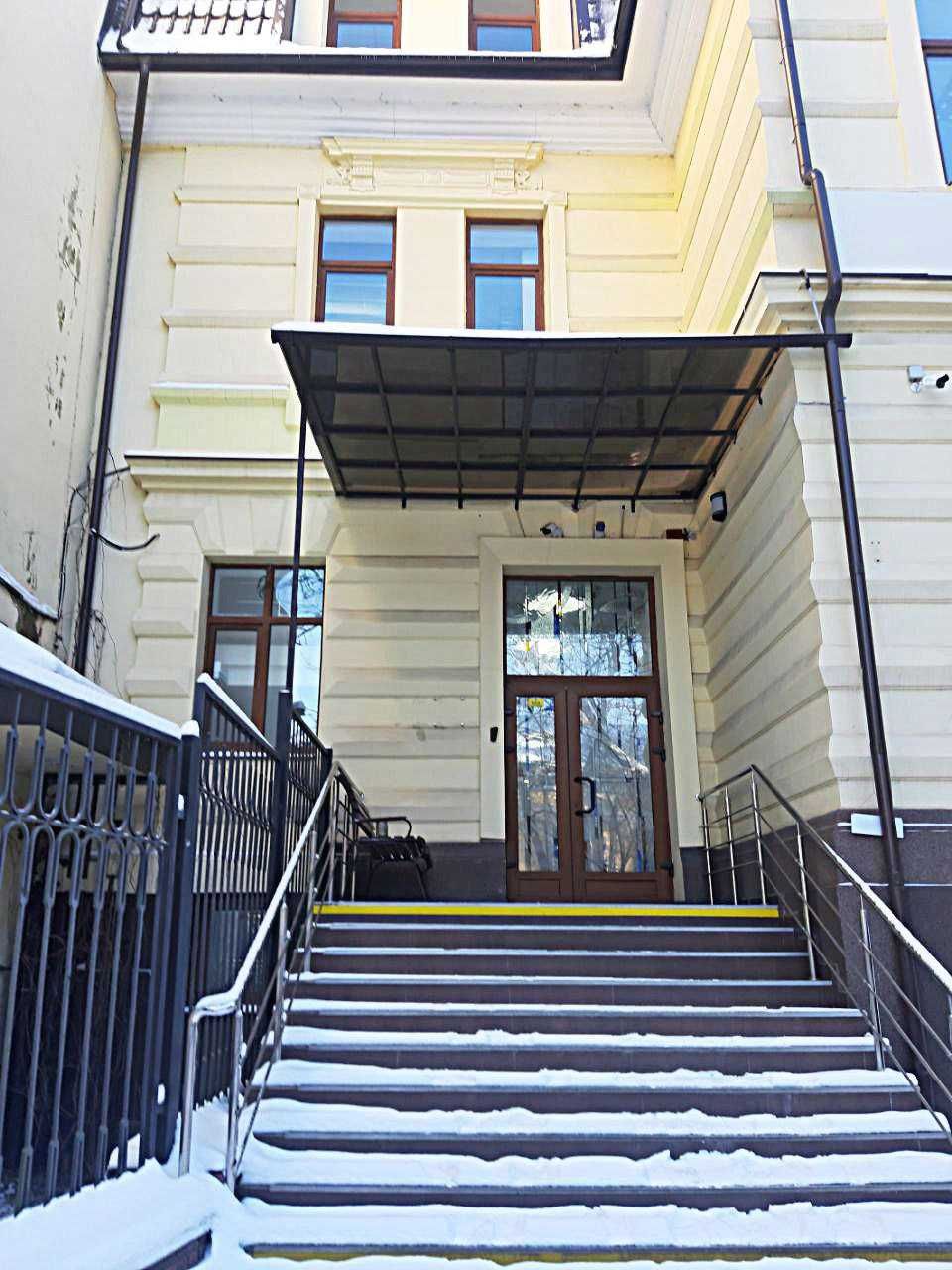Оренда будівлі з прилеглою територією в центрі,  1100 м2 (БЕЗ КОМІСІЇ)