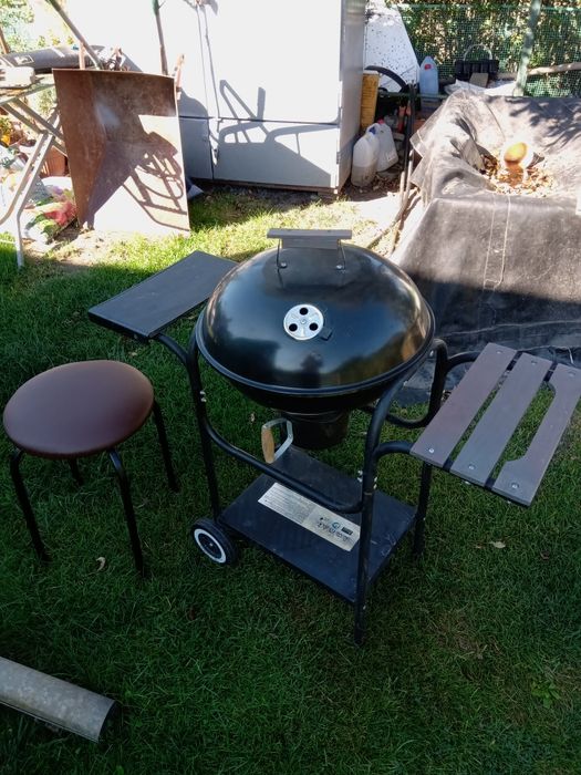 Grill węglowy na kòłkach