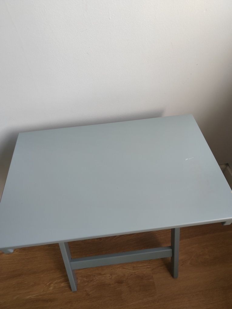Mesa apoio / cabeceira com tabuleiro azul clara Maryd