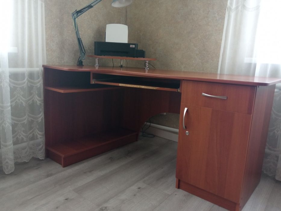 Комп'ютерний стіл