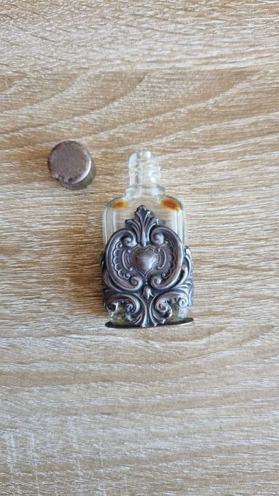 Frasco decorativo de vidro com aplique metálico ornamentado