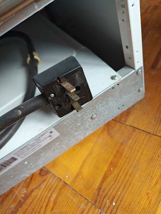 Продаю електричну плиту Zanussi ZCE9550G1W (б/в)

Проста та надійна ел