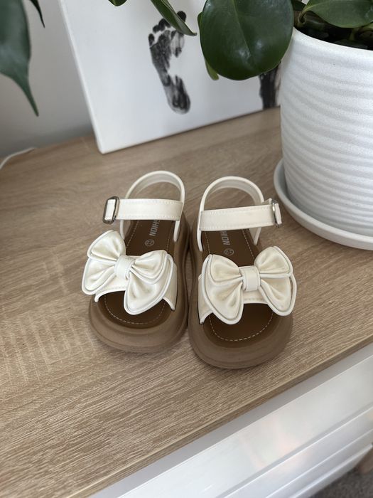 Босоніжки дитячі, нарядні, 22 розмір