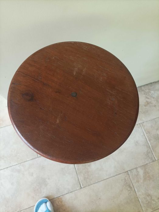 Drewniany stary kwietnik kolumna do renowacji