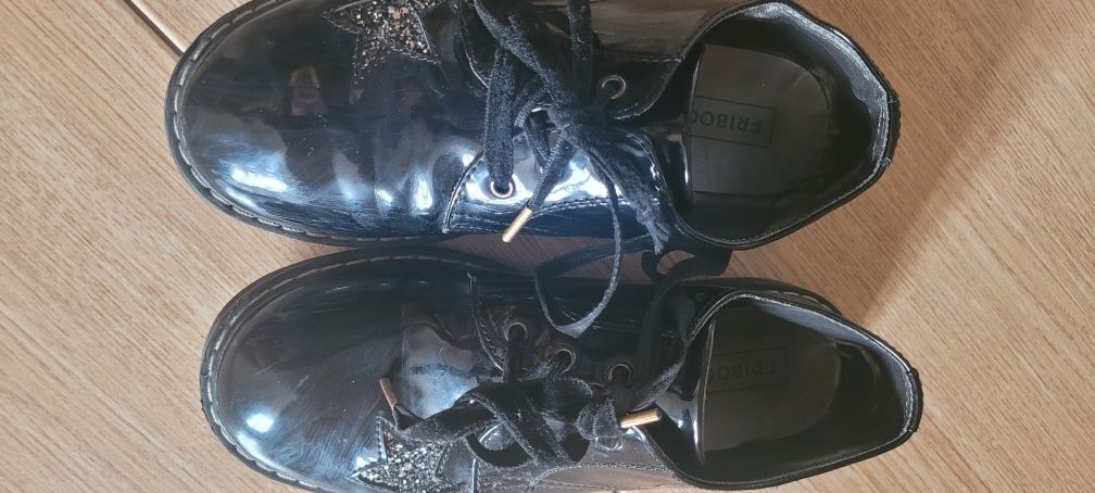 Buty wiosenne,eleganckie czarne trapery lakierowane,sznurowane