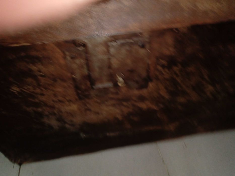 Baú antigo forrado a couro