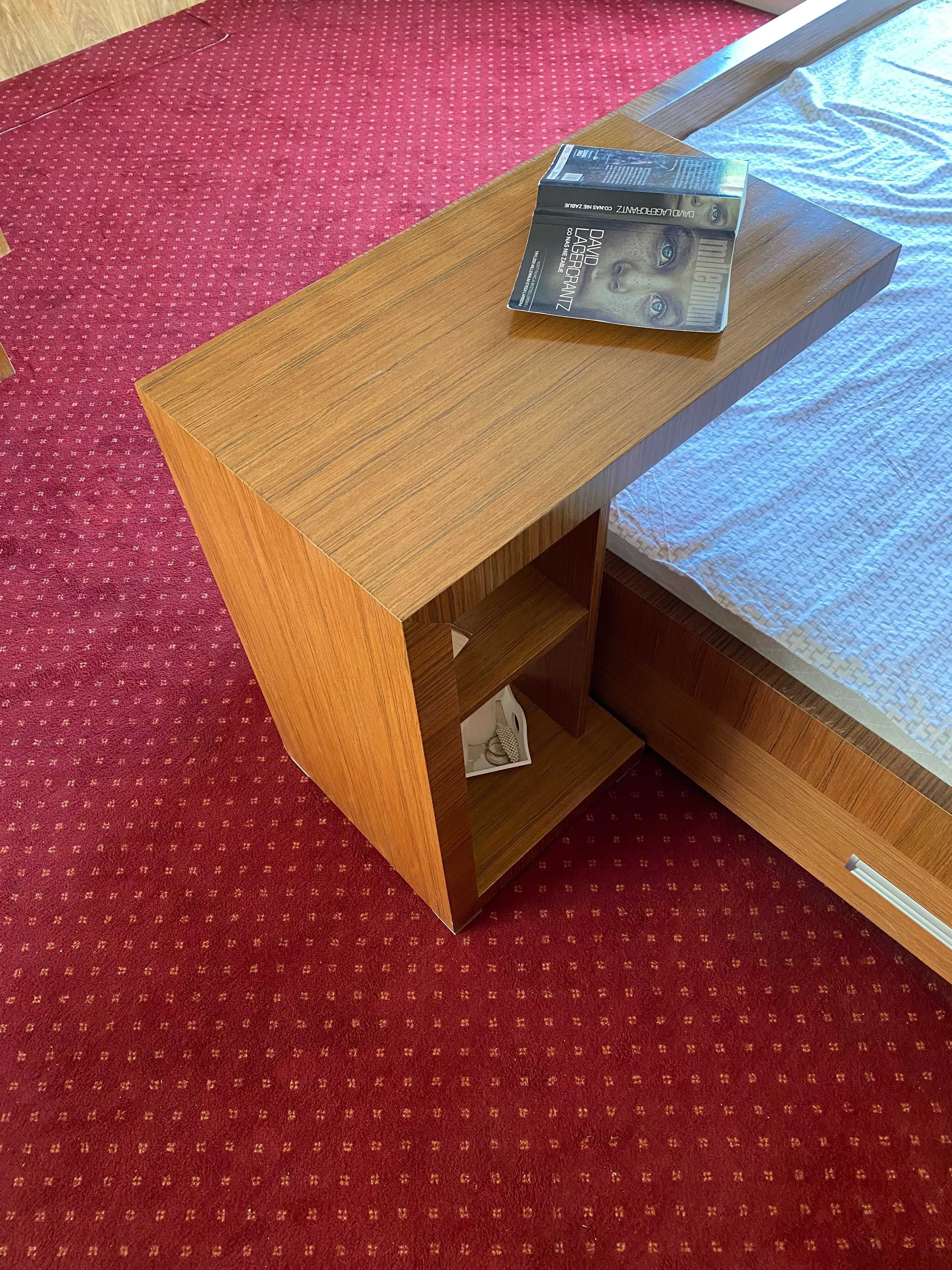 Drewniany stolik śniadaniowy przy łóżku