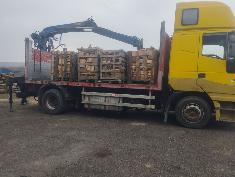 Вантажний автомобіль з маніпулятор, та причепом