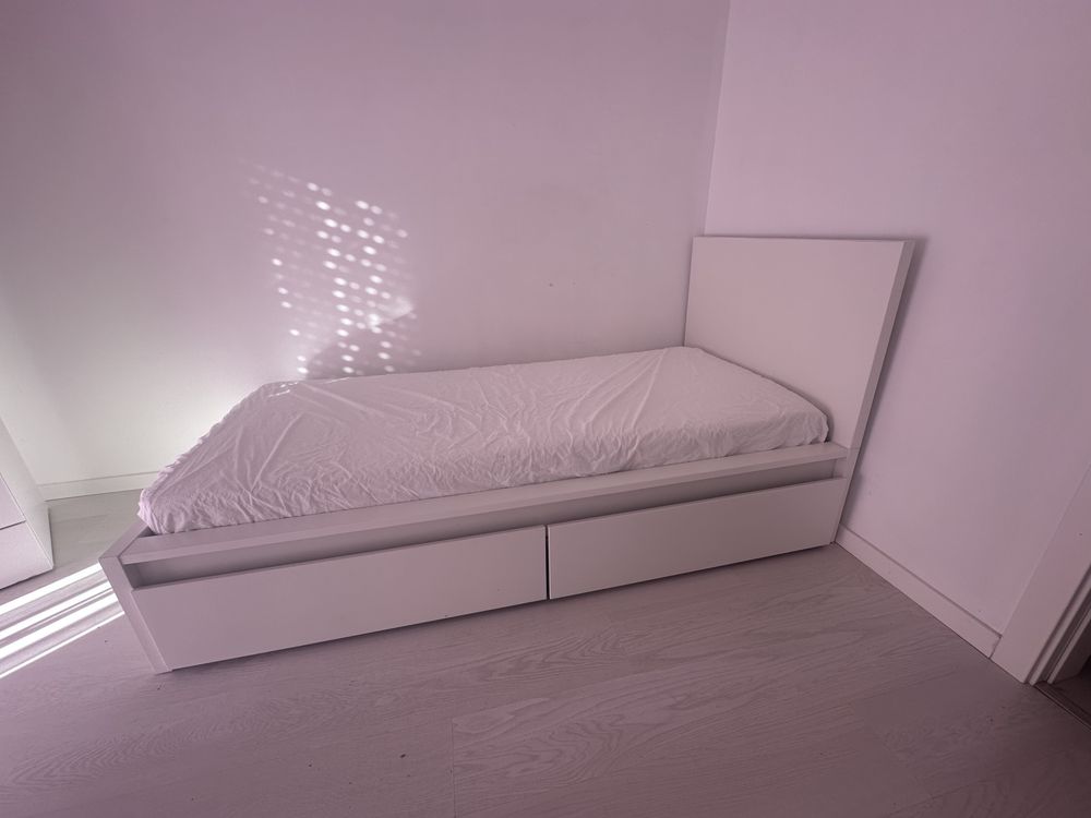 Cama meio corpo, com cabeceira branca , 2,10 por 1,05 cm