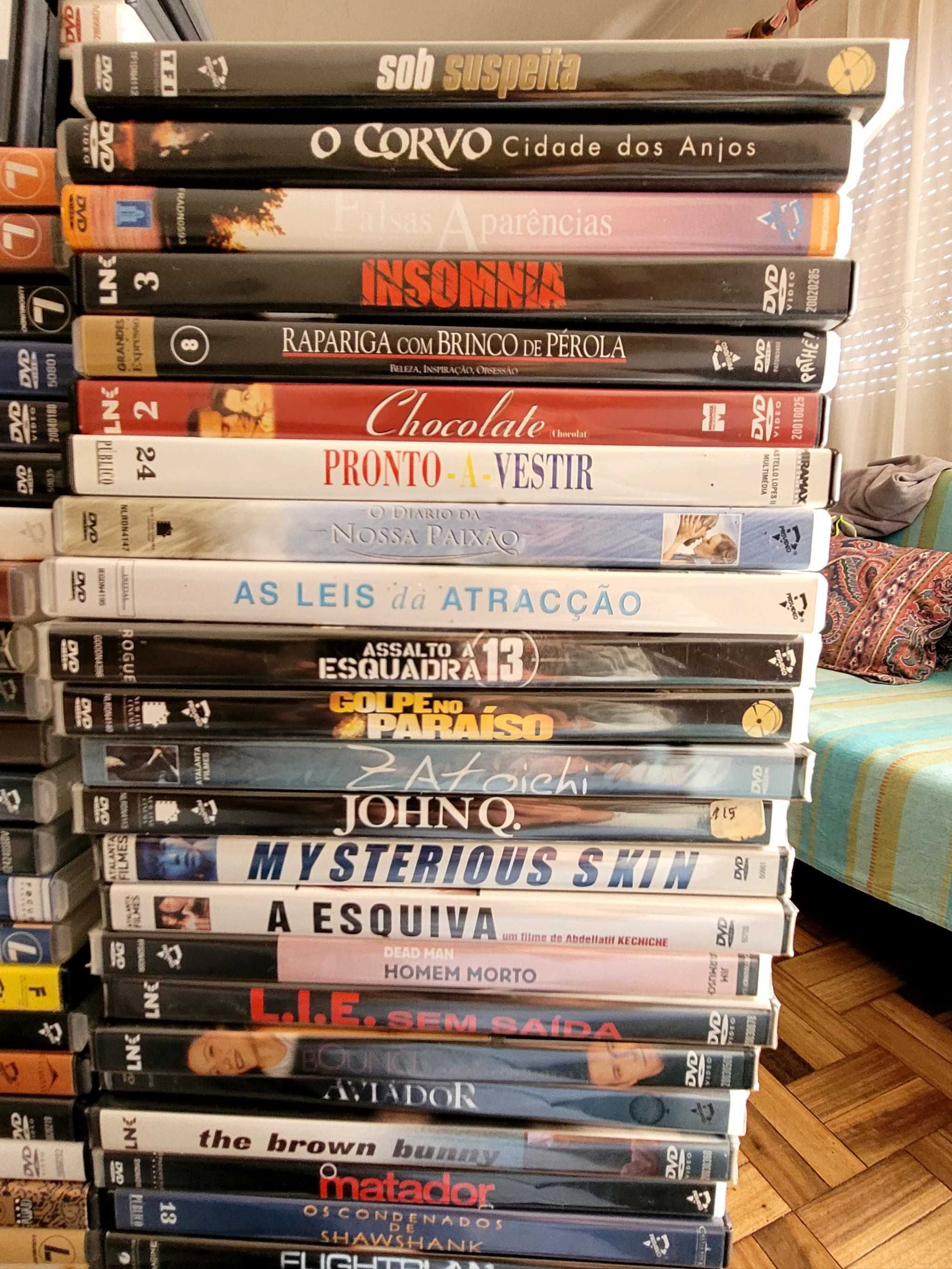 Vários DVDS (50) bom preço.  A maioria com o plástico protetor.