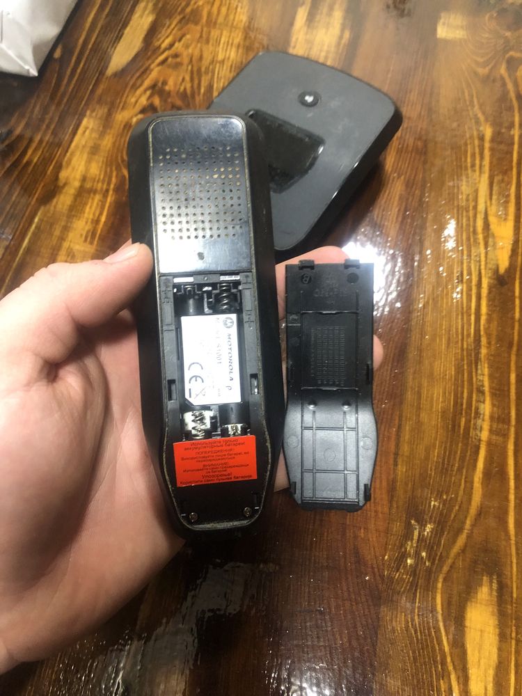 Продам радіотелефон motorola на запчастини