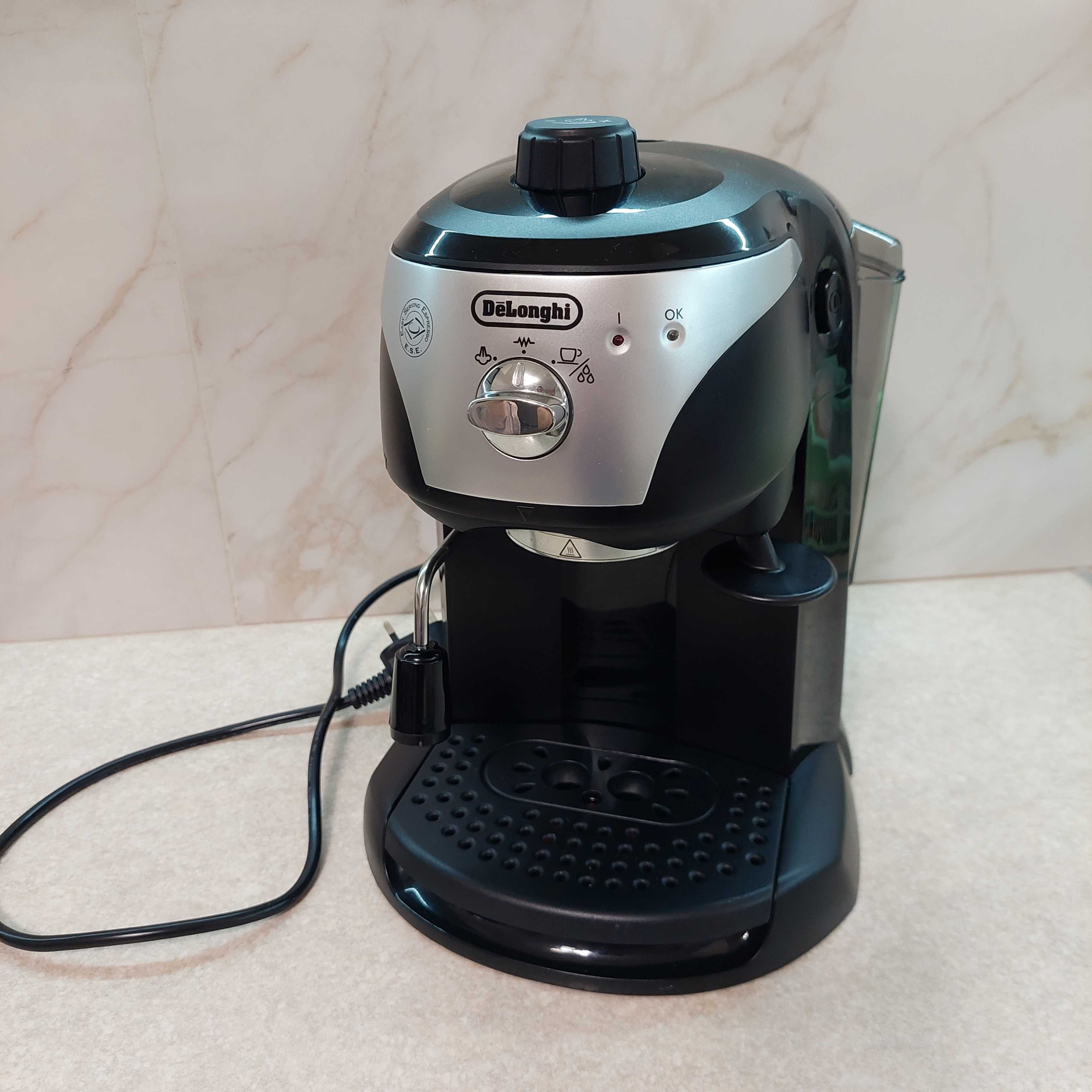 Кавоварка Delonghi ECC221