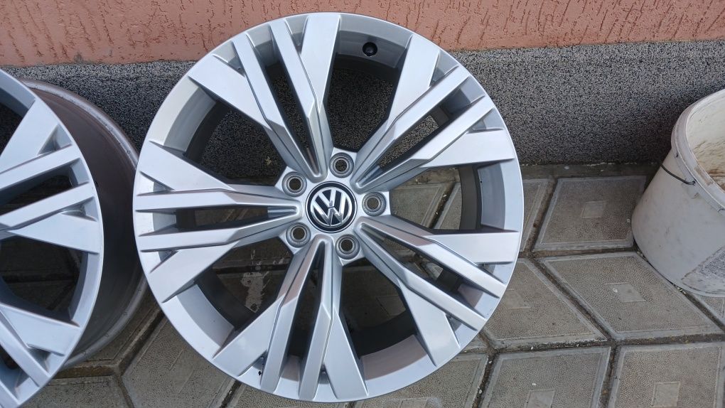 Оригінальні диски титани VW Passat B8 Alltrak 5/112 R17 vag