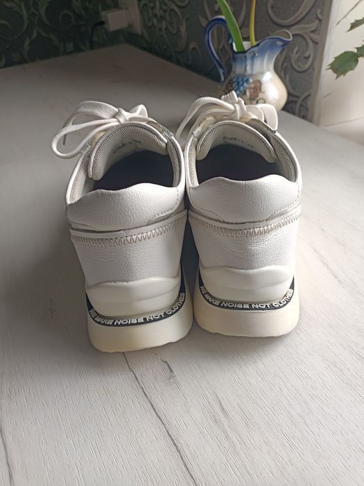 Кроссовки женские белые