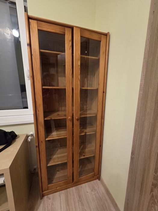 Witryna wykonana z litego drewna naturalnego (prawdopodobnie sosna)