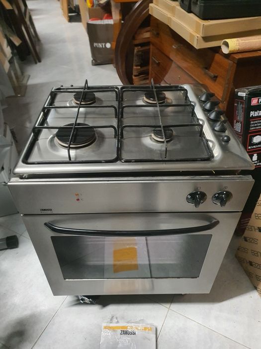 Conjunto de placa a gás e forno eléctrico Zanussi