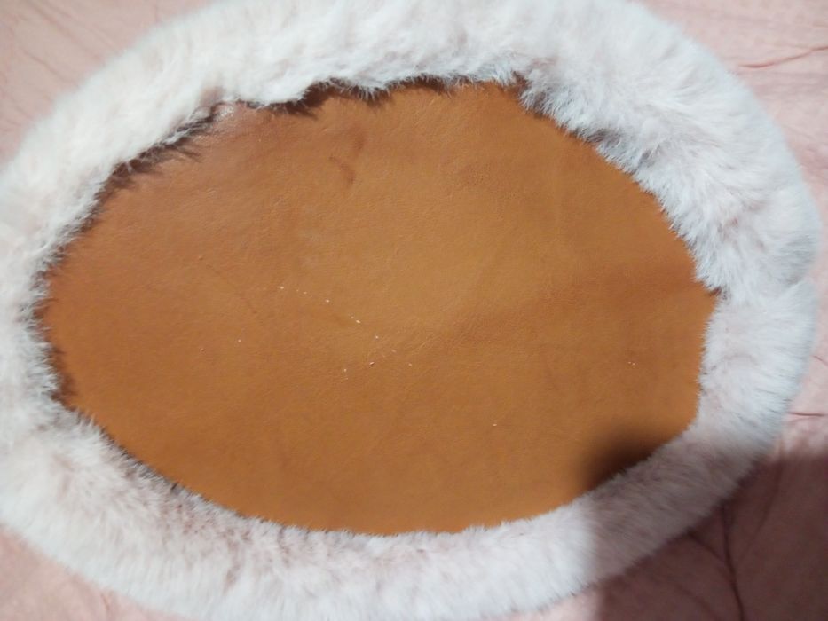 Pequena mala pelo rosa.