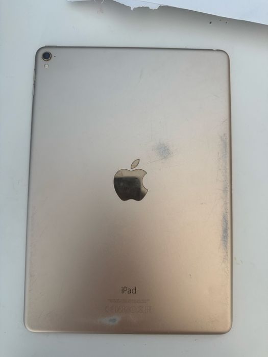 9,7” (model A1673) w kolorze złotym (Gold) — wersja z 128 GB pamięci.