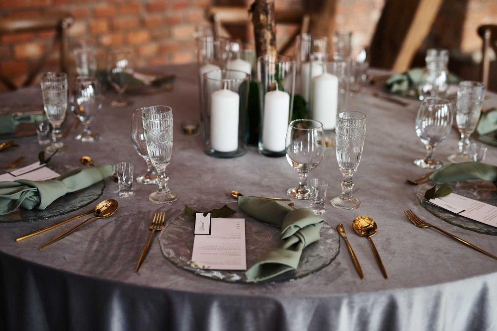 Wynajem obrusów okrągłe, prostokątne, cekinowe, velvet , serwety