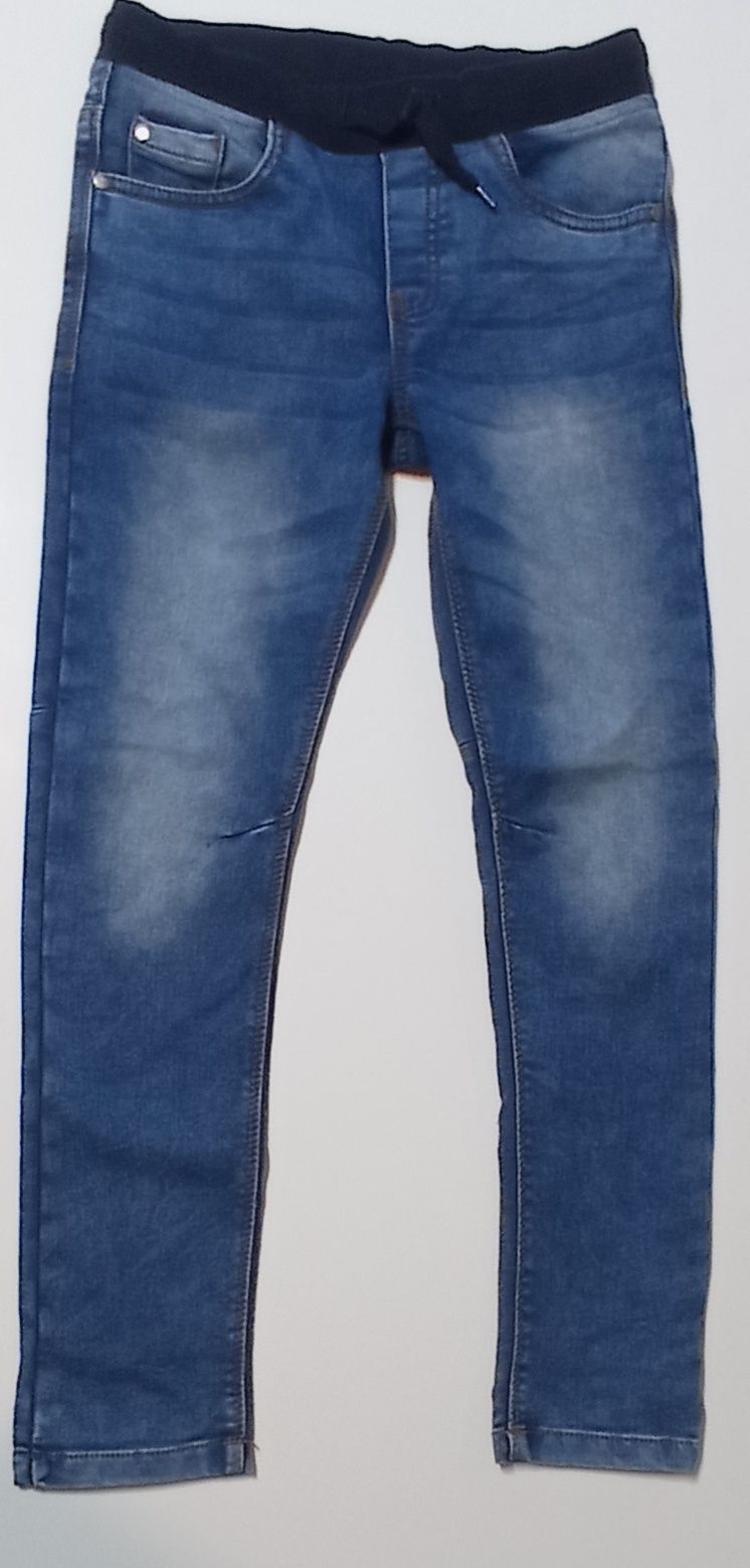 Świetne dżinsowe spodnie dla chłopca (miękki dżins) - r.134 (jak Nowe)