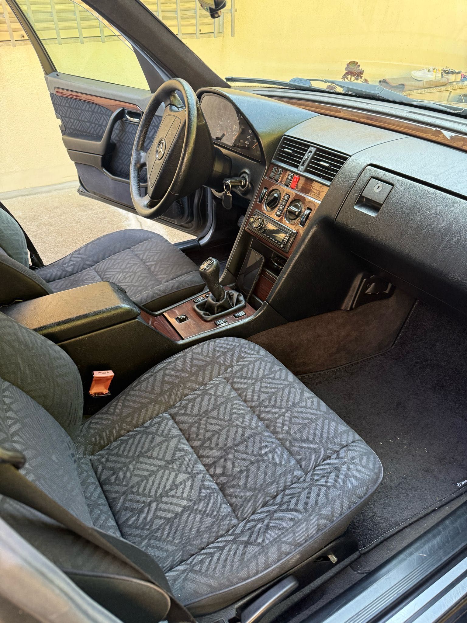 Mercedes-Benz 220
