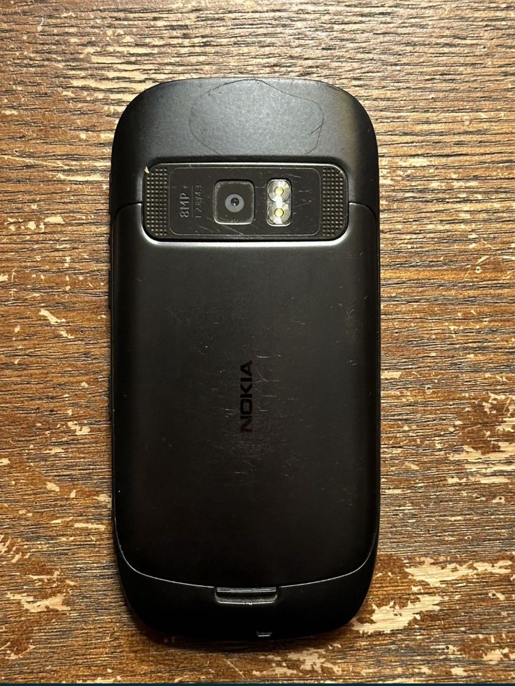 Nokia C7-00 w skórzanym etui DIESEL