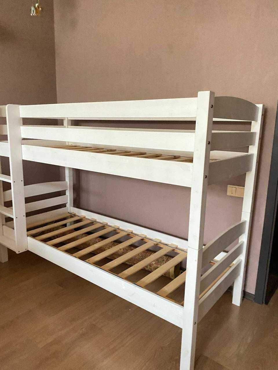 Продам двухэтажную кровать из натурального дерева, цвет белый 80х200
