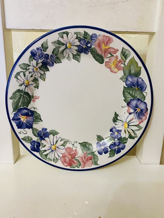 Гарні тарілочки з квітковим віночком