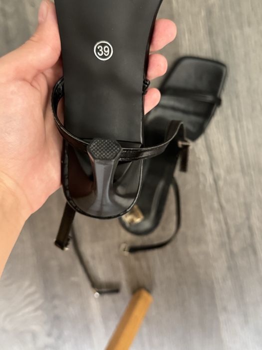 Босоніжки чорні на каблуку шпильці НОВІ