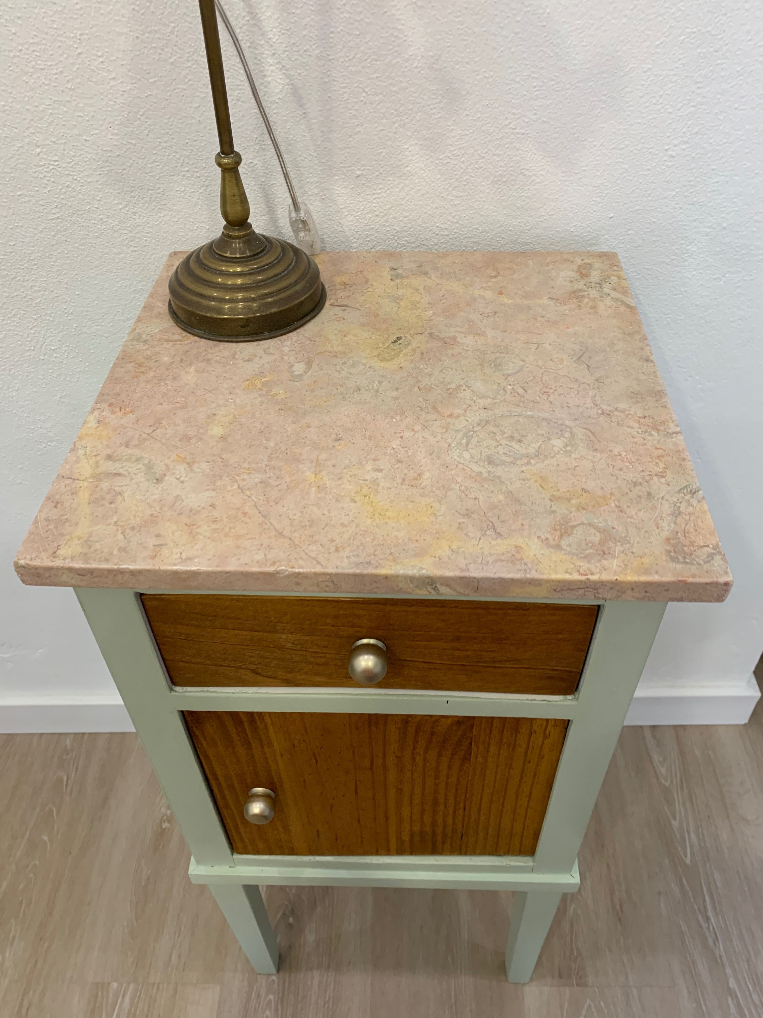 Mesa de cabeceira recuperada