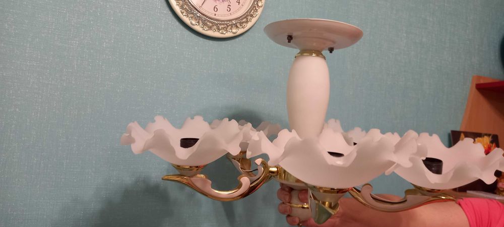 Продам белую люстру на 5 плафонов в хорошем состоянии