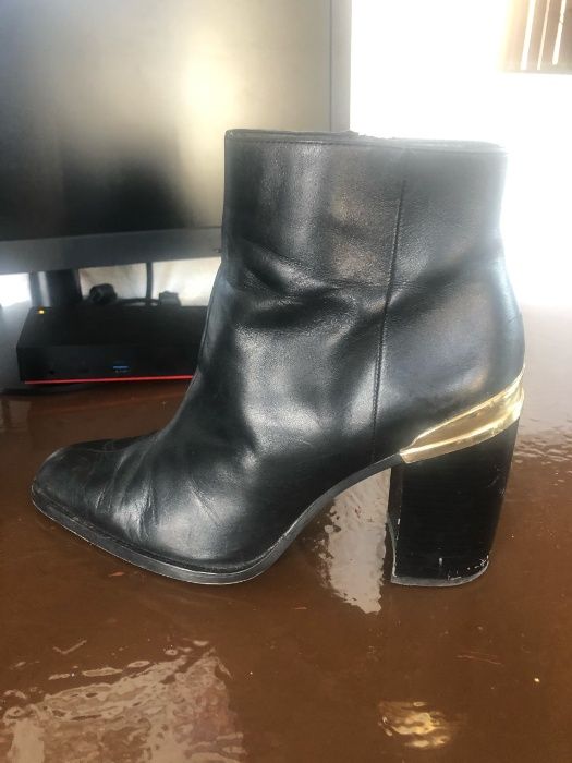 Botas Zara detalhe dourado