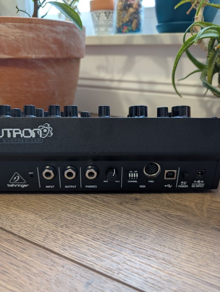 Behringer Neutron - stan idealny