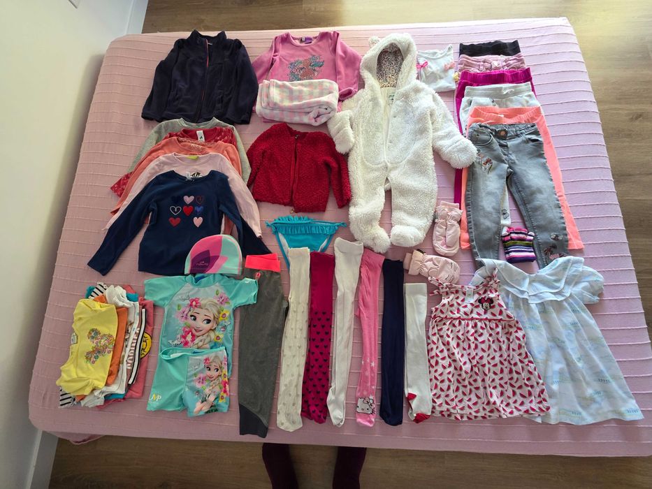 Vendemos várias peças de roupa de criança da nossa Netinha