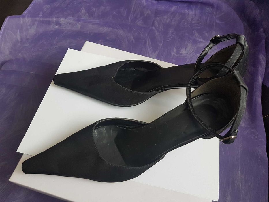 Czółenka czarne, szpilki, satynowe, zapinane na kostce, jak nowe r. 40