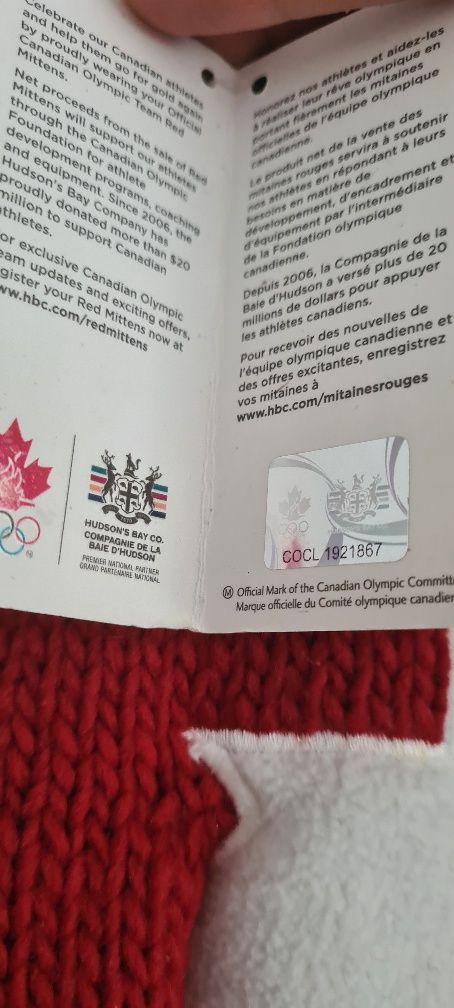 Zimowe czerwone  rękawice  canadyjskiej oficjalnej drużyny olimpijskie