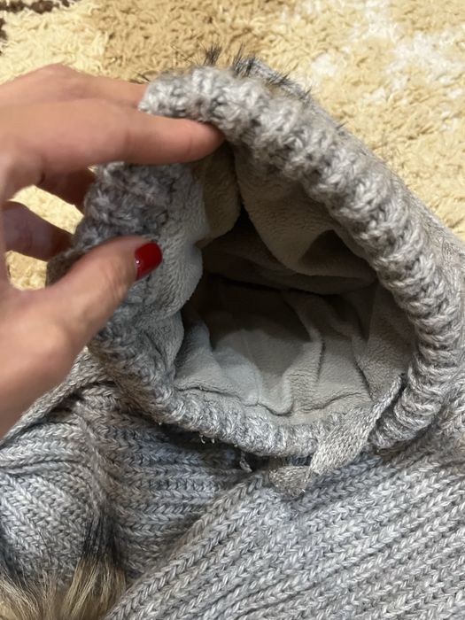 Шапка и шарф с бубоном енота
