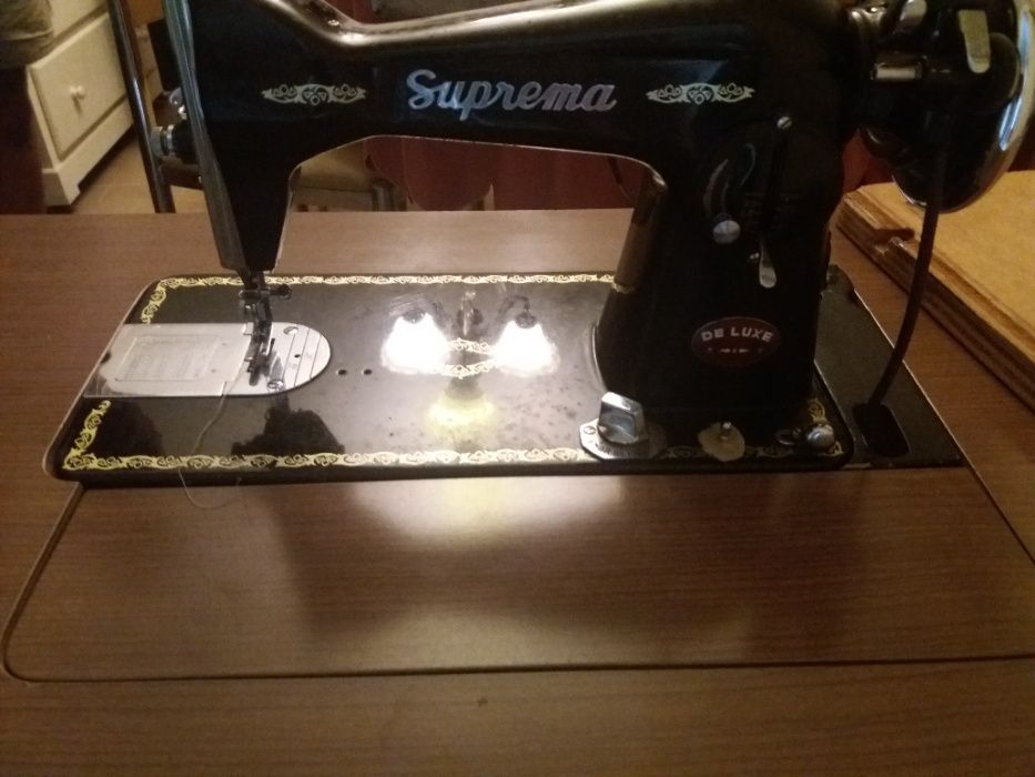 Máquina de costura antiga SUPREMA DELUXE de 1963, numerada