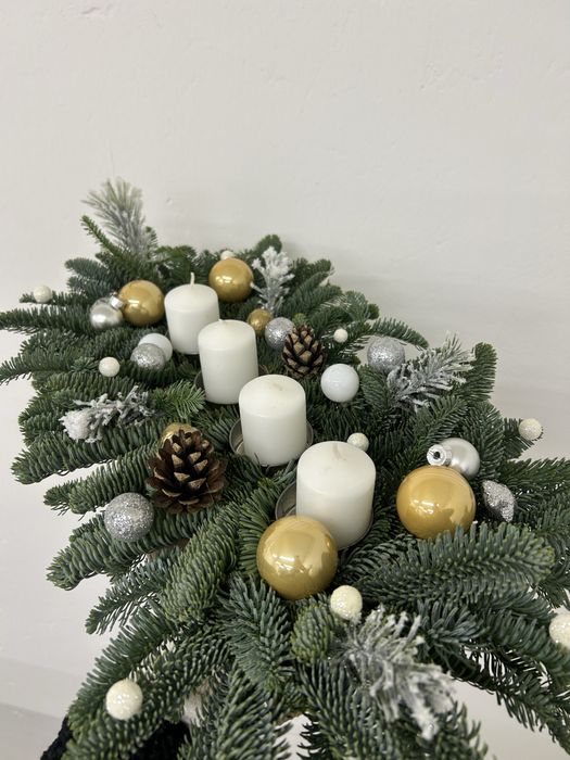 Stroik na choince nobilis na plaskiej podstawie ozdoba bozonarodzeniow