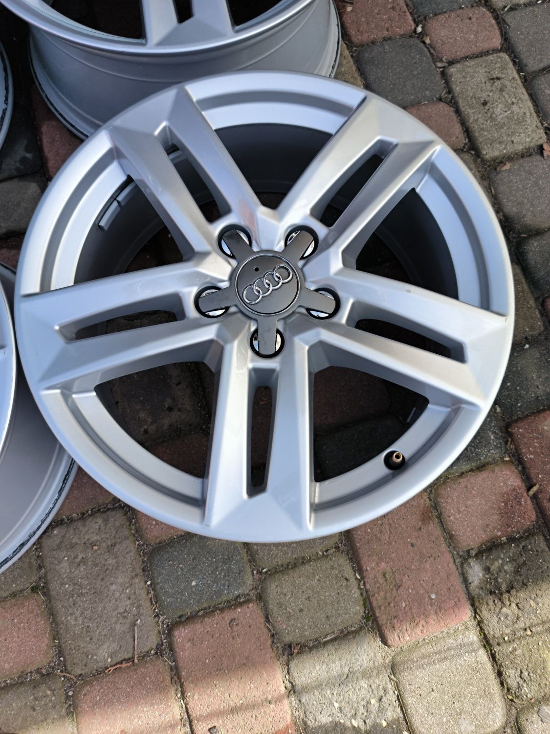 Felgi aluminiowe 17 AUDI A4 A6 A8 Q3 Q5  5x112