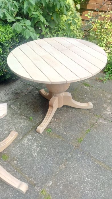 Okrągłe stoliki drewniane, niemalowane