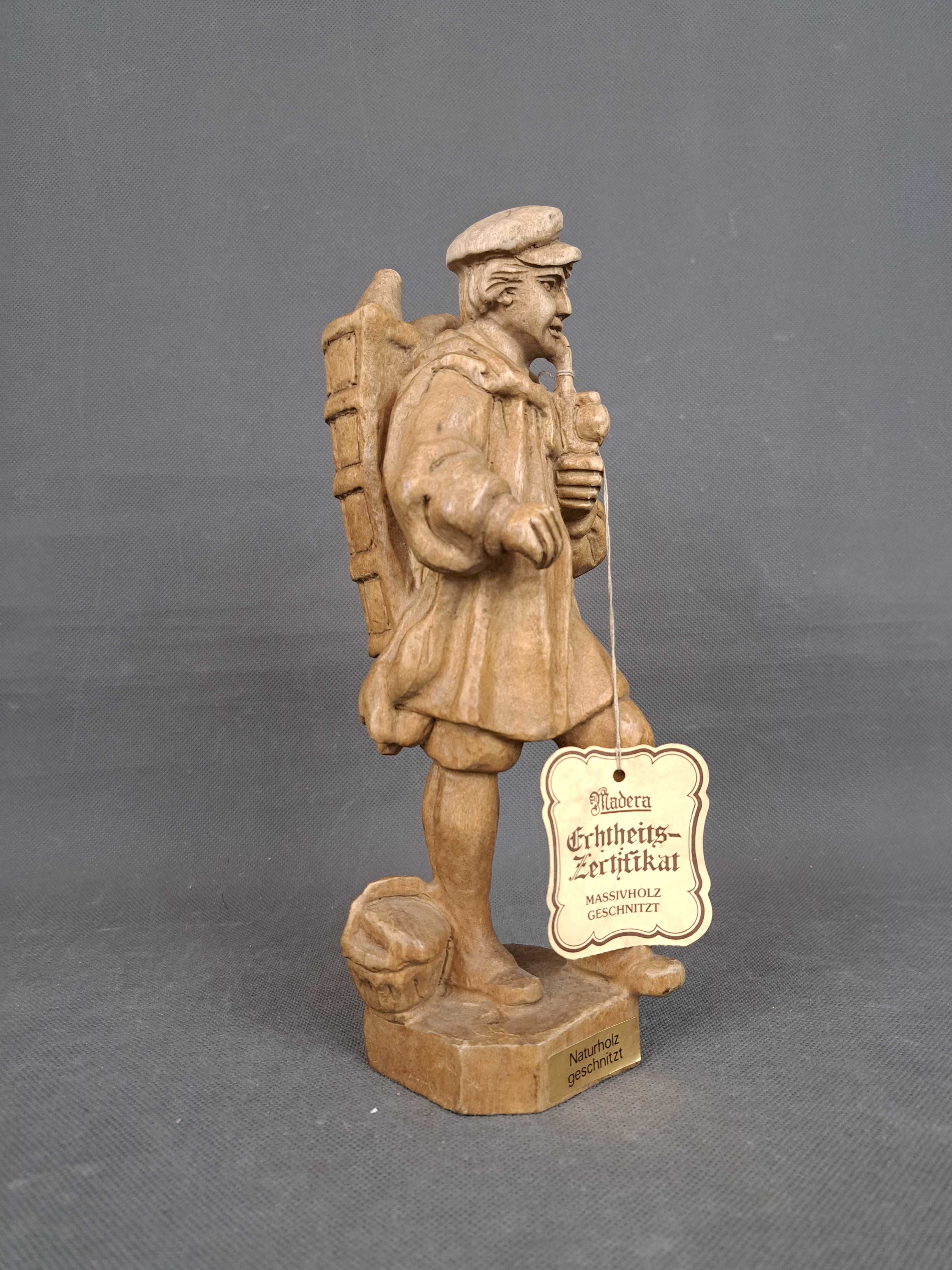 Rzeźba drewniana, mężczyzna z fajką, wys. 26,5 cm