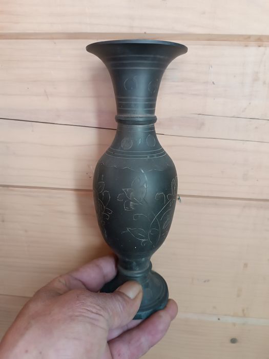 Jarra em bronze trabalhada