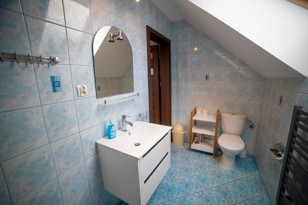 Pokoje z łazienkami i wyposażoną kuchnią w Chmielnie