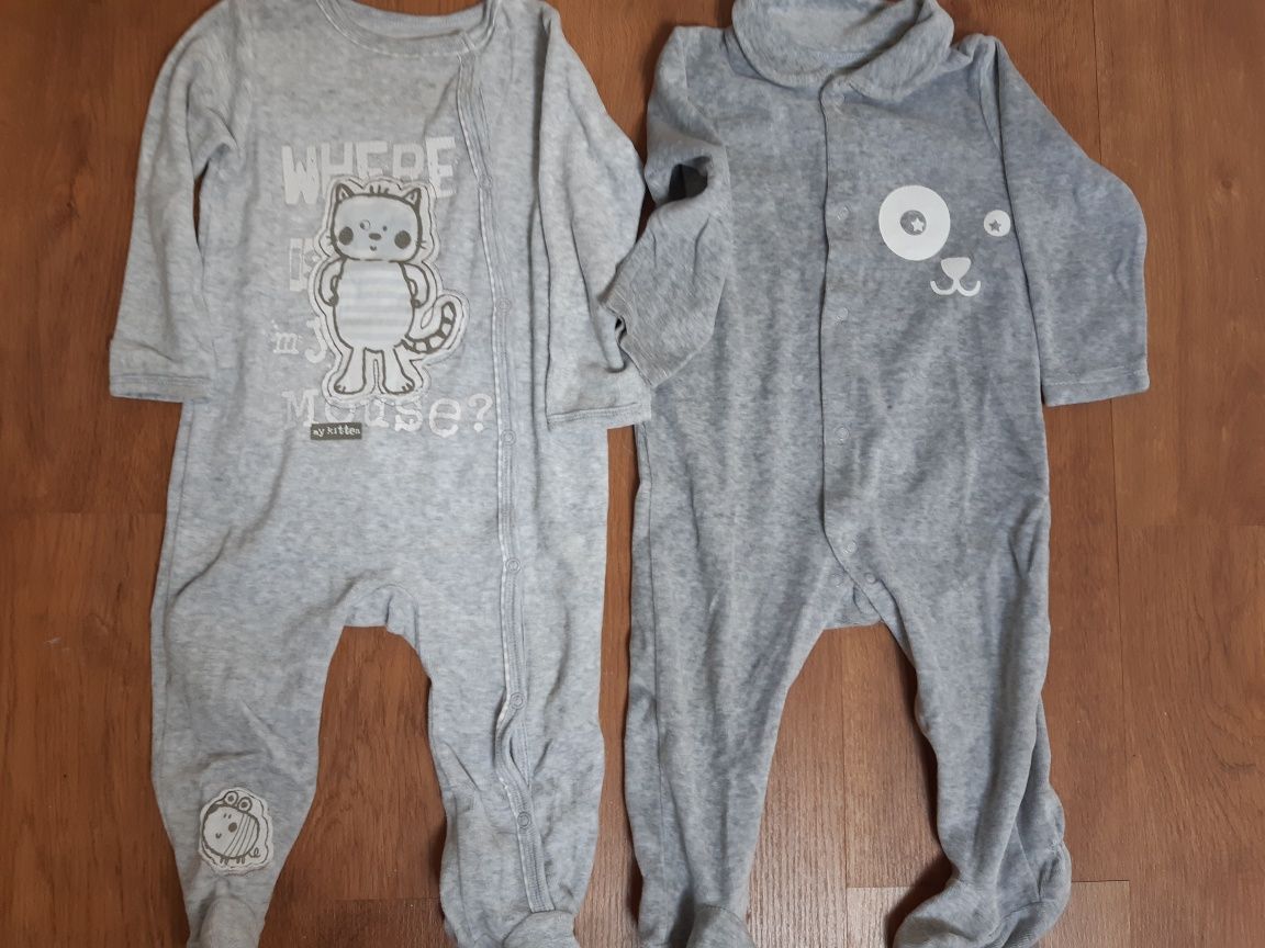 Pijamas e bodys de algodão e polares dos 9 aos 18 meses.