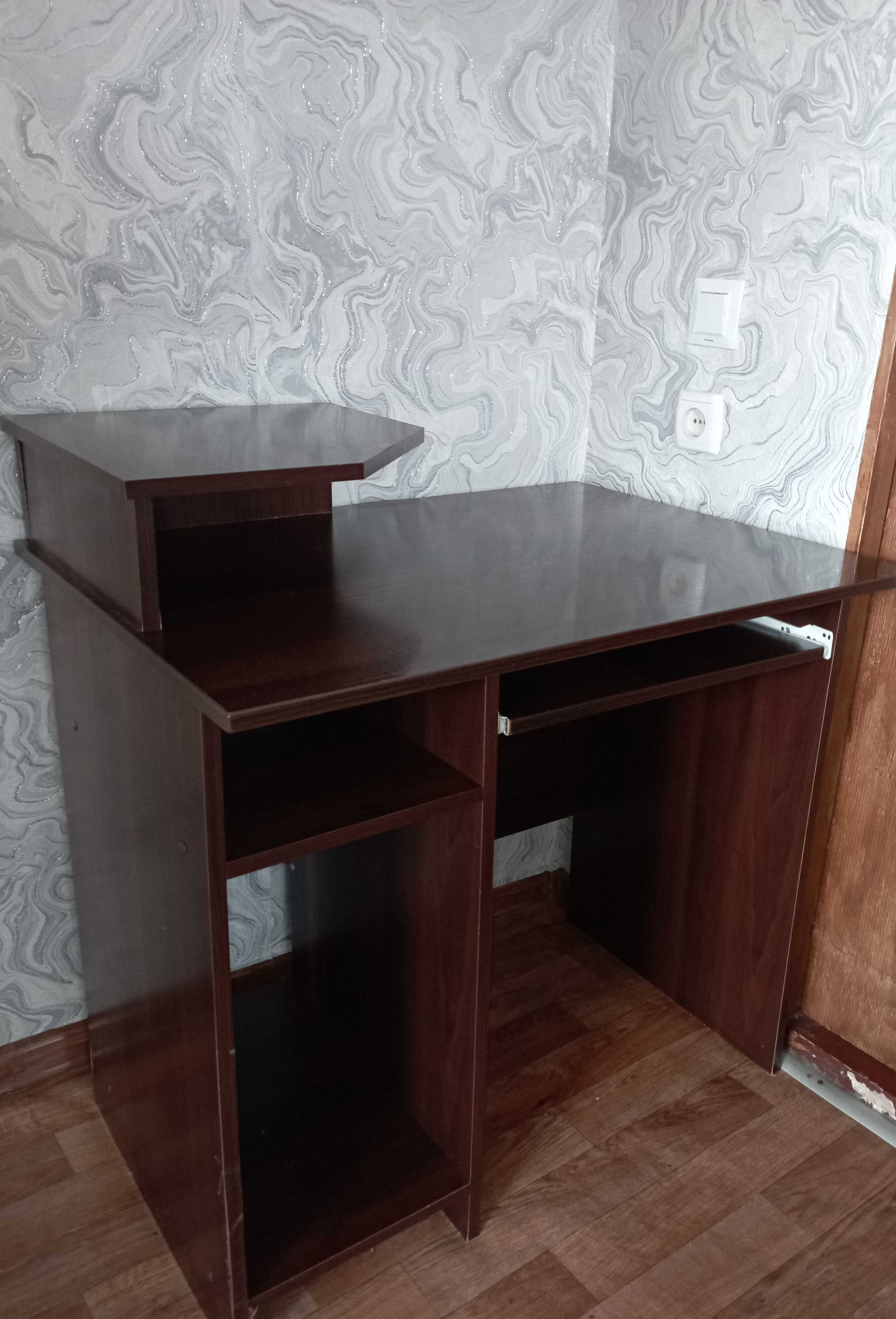 Письмовий стіл в хорошому стані